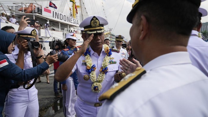 Potret KRI Bima Suci-945 Berlabuh di Filipina Indonesian Lt. Col. Hastari Dwi Prakoso, center, salutes to Philippine Navy Commodore Vincent Sibala, right, as the Indonesian Navy Training Ship KRI Bima Suci - 945 arrives for a goodwill visit in Manila, Philippines Tuesday, Oct. 15, 2024. (AP Photo/Aaron Favila)