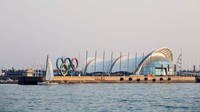 China menjadi tuan rumah ajang Olimpiade 2008. Beijing menjadi pusat penyelenggaraan, dan Qingdao dilibatkan. Qingdao menjadi host cabang olahraga layar sana, tepatnya di Qingdao International Marina. Sayangnya, saat itu pelaksanaan perlombaan terganggu oleh invasi ganggang. (Zhang Peng/LightRocket via Getty Images) 