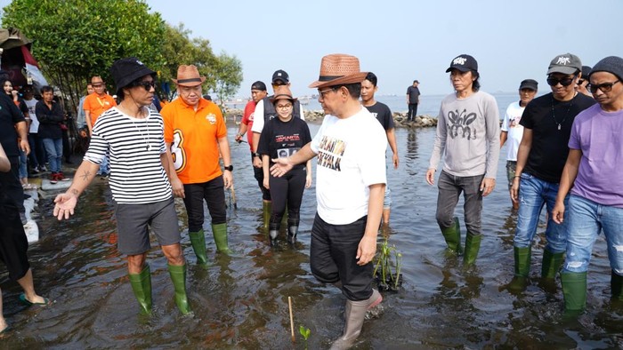 Pramono bareng Slank taman mangrove di Marunda, Jakarta Utara