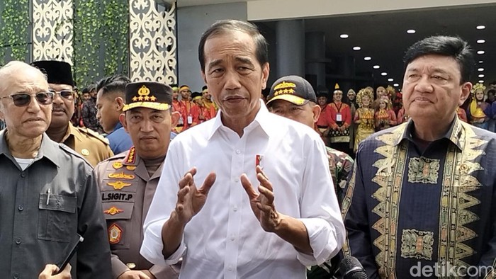 Presiden Joko Widodo diwawancarai saat berkunjung ke Banda Aceh, Aceh. (Agus Setyadi/detikSumut)