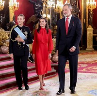 Acara Nasional Day dilanjut di dalam Plaza de Cánovas del Castillo, Madrid di mana keluarga kerajaan menyambut sejumlah tamu kehormatan.Foto: Getty Images