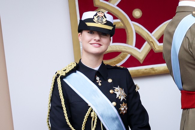 Menyesuaikan seragam, wanita 18 tahun tersebut menata rambutnya dengan kepang dan cepol di bawah topi kadetnya. Untuk melengkapi penampilannya yang maskulin ketika menonton parade militer, Leonor memakai anting berlian. Foto: Getty Images