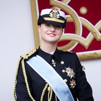 Menyesuaikan seragam, wanita 18 tahun tersebut menata rambutnya dengan kepang dan cepol di bawah topi kadetnya. Untuk melengkapi penampilannya yang maskulin ketika menonton parade militer, Leonor memakai anting berlian. Foto: Getty Images