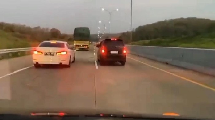 Proses penangkapan pencuri mobil BMW putih di Tol Semarang-Pekalongan oleh tim Satreskrim Polrestabes Semarang, Rabu (9/10/2024) sore.