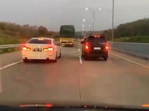 Proses penangkapan pencuri mobil BMW putih di Tol Semarang-Pekalongan oleh tim Satreskrim Polrestabes Semarang, Rabu (9/10/2024) sore.