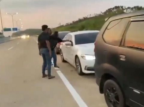 Proses penangkapan pencuri mobil BMW putih di Tol Semarang-Pekalongan oleh tim Satreskrim Polrestabes Semarang, Rabu (9/10/2024) sore.