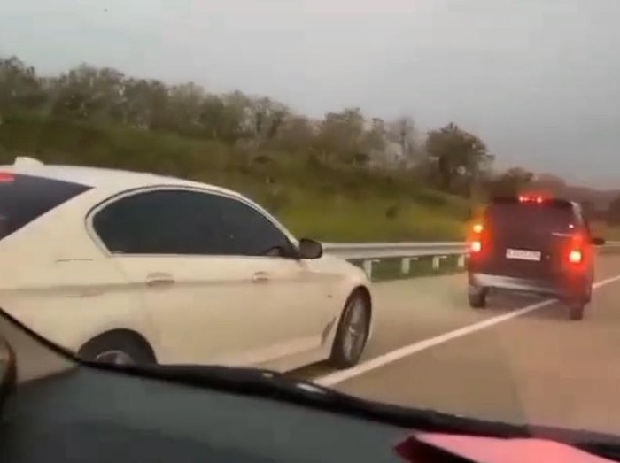 Proses penangkapan pencuri mobil BMW putih di Tol Semarang-Pekalongan oleh tim Satreskrim Polrestabes Semarang, Rabu (9/10/2024) sore.