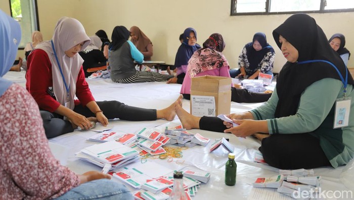 Proses sortir dan lipar surat suara di KPU Kota Blitar