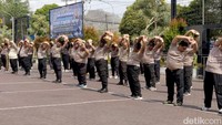 Program penurunan berat badan dilakukan secara bertahap, salah satunya melalui kegiatan olah raga bersama seluruh anggota yang mengalami kelebihan berat badan.