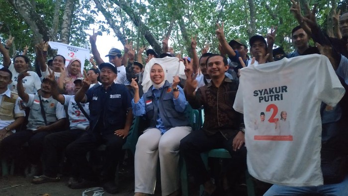 Putri Karlina bersama para pedagang pantai selatan.