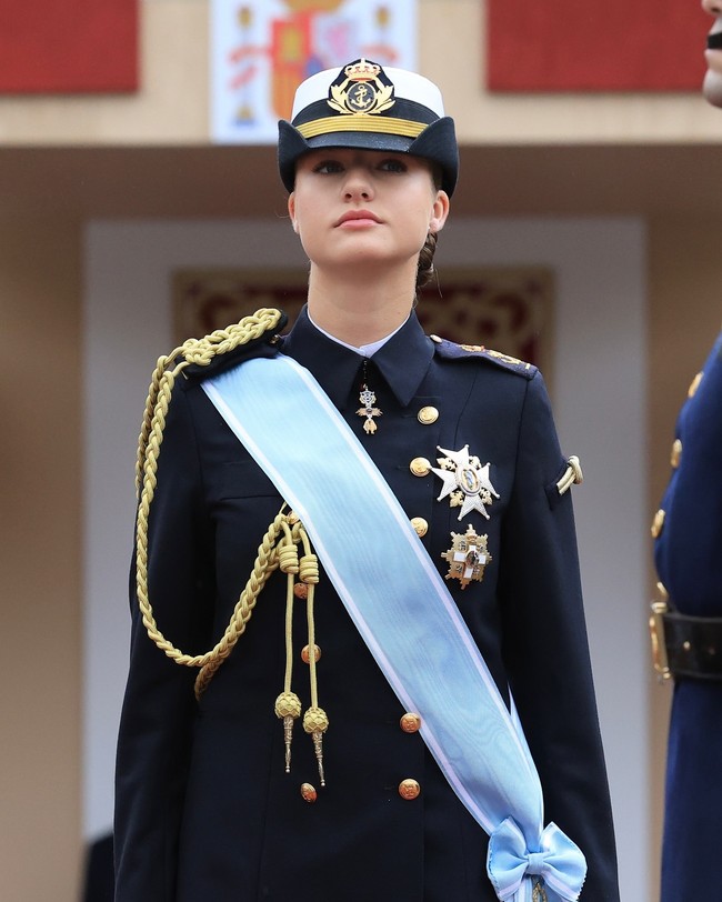 Putri sulung Raja Felipe VI dan Ratu Letizia itu mulai aktif di acara-acara kerajaan resmi seperti seperti penghargaan Princess of Asturias, tempat ia menunjukkan kematangan dalam menghadapi tokoh dunia seperti Meryl Streep dan Haruki Murakami. Dia pun tengah melakukan pelatihan militer untuk bekal masa depannya menjadi Ratu. Foto: Instagram @casareal.es