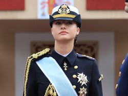 Potret Cantik Calon Ratu Spanyol Berseragam Angkatan Laut di Acara Kenegaraan