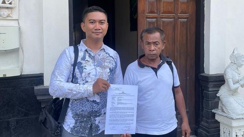 Putu Gede Indra Diwangga saat mendampingi I Made Sugitayasa (60) ke Polres Tabanan. (Istimewa/Putu Gede Indra Diwangga)