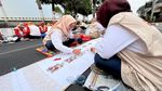 Mewarnai Batik Terpanjang di Kota Mojokerto Pecahkan Rekor MURI