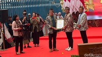 Menparekraf Sandiaga Salahuddin Uno memberikan piagam Rekor Muri yang diterima langsung oleh PJ Wali Kota Mojokerto Moh. Ali Kuncoro