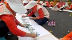 Mewarnai Batik Terpanjang di Kota Mojokerto Pecahkan Rekor MURI