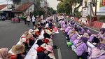 Mewarnai Batik Terpanjang di Kota Mojokerto Pecahkan Rekor MURI