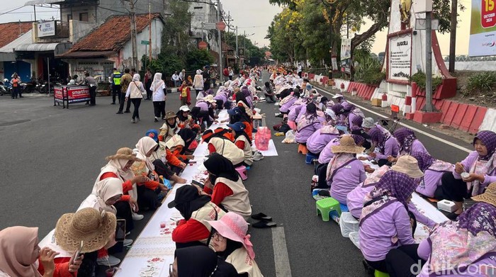 Rekor MURI mewarnai batik dengan peserta terbanyak di Mojokerto Rekor MURI mewarnai batik dengan peserta terbanyak di Mojokerto