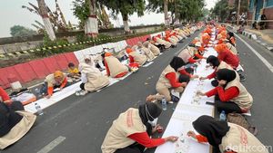 Mewarnai Batik Terpanjang di Kota Mojokerto Pecahkan Rekor MURI