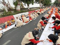 Mewarnai Batik Terpanjang di Kota Mojokerto Pecahkan Rekor MURI