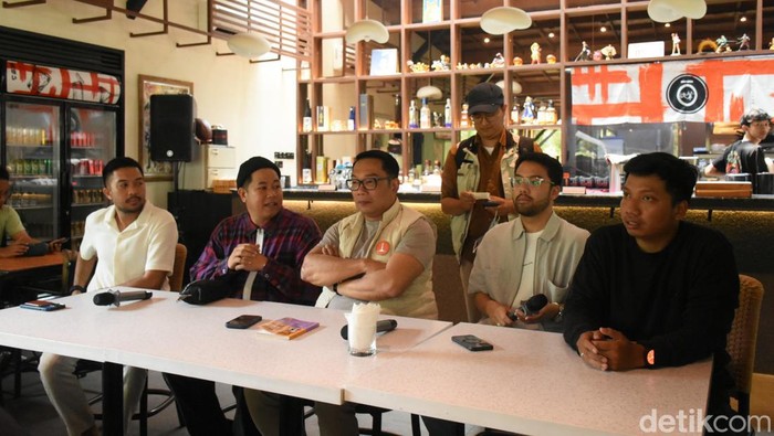 Ridwan Kamil Diskusi Bareng Pegiat Ekonomi Kreatif di Urban Forest Cipete Ridwan Kamil menghadiri diskusi dengan para pegiat ekonomi kreatif di Urban Forest Cipete, Selasa, (15/10/2024).