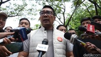 Salah satu cara mengatasi pengangguran adalah dengan meningkatkan kreasi dan inovasi di sektor ekonomi kreatif. Urban Forest Cipete dan M Bloc menjadi contoh infrastruktur yang mendukung pertumbuhan ekonomi kreatif, memberikan ruang bagi para kreator untuk berkarya.