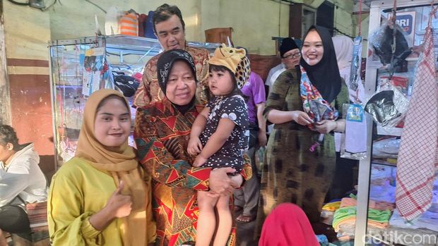 Risma saat berkunjung ke pasar Induk Bondowoso.