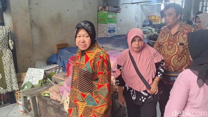 Risma saat berkunjung ke pasar Induk Bondowoso.