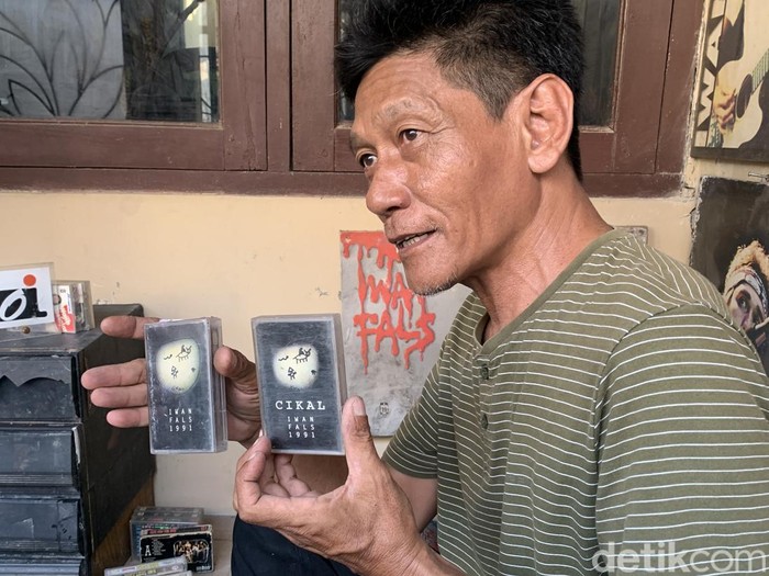 Sarjito (57), kolektor kaset Iwan Fals saat ditemui di rumahnya di Mojolaban, Kabupaten Sukoharjo, Selasa (8/10/2024).