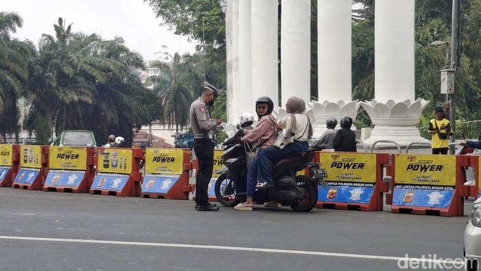 Sebanyak 77 pelanggar aturan lalu lintas ditindak di hari pertama Operasi Zebra Lodaya 2024 di Kota Bogor, Jawa barat (Jabar). (M Sholihin/detikcom)