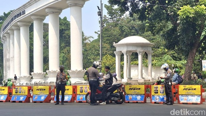 Sebanyak 77 pelanggar aturan lalu lintas ditindak di hari pertama Operasi Zebra Lodaya 2024 di Kota Bogor, Jawa barat (Jabar). (M Sholihin/detikcom)