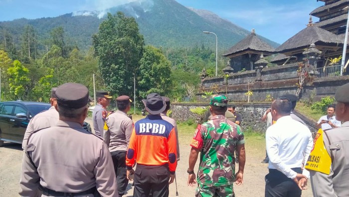 Sejumlah petugas memantau kebakaran hutan lereng Gunung Agung dari Pura Pengubengan Besakih, Karangasem, Senin (14/10/2024). (Dok. BPBD Karangasem)