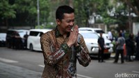 Taufik terlihat tersenyum dan menyapa awak media. Taufik langsung masuk ke rumah Prabowo.