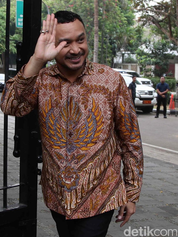 Giring Ganesha, Taufik Hidayat hingga Haikal Hassan mendatangi kediaman Prabowo Subianto. Mereka tampak tersenyum saat tiba dan pergi.