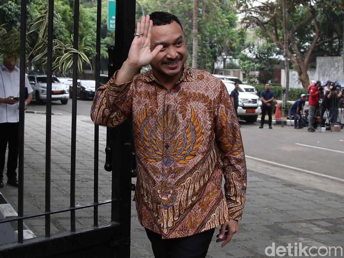 Giring Ganesha, Taufik Hidayat hingga Haikal Hassan mendatangi kediaman Prabowo Subianto. Mereka tampak tersenyum saat tiba dan pergi.