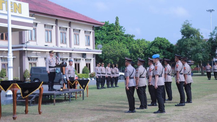 Seraah terima jabatan dalam mutasi sejumlah perwira di Polres Klaten, Selasa (15/10/2024).
