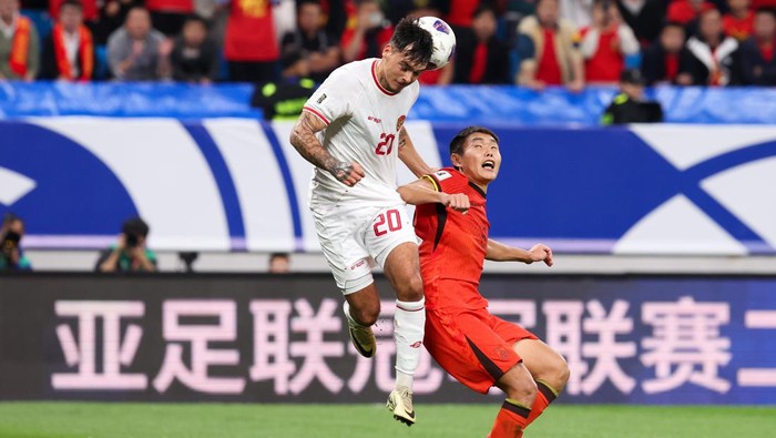 QINGDAO, CHINA - OCTOBER 15: Shayne Pattynama #20 of Indonesia competes for the ball with Wang Shangyuan #6 of China during the FIFA World Cup Qualifier match between China and Indonesia at Qingdao Youth Football Stadium on October 15, 2024 in Qingdao, China. (Photo by Zhizhao Wu/Getty Images)