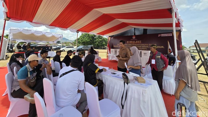 Simulasi pemungutan dan penghitungan suara di TPS 03 Gerung Utara Lombok Barat, tepatnya di Lapangan Mareje, Selasa (15/10/2024). (Foto: Helmy Akbar/detikBali)