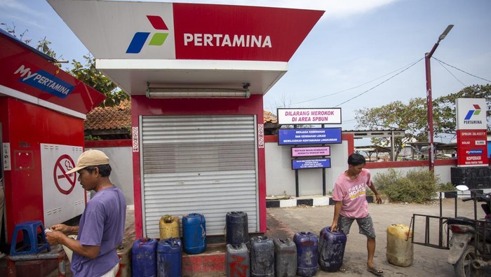 Solar subsidi untuk koperasi nelayan Nelayan mengisi solar subsidi di SPBUN 38.45217 yang dikelola koperasi Wana Pantai Tiris di Desa Limbangan, Juntinyuat, Indramayu, Jawa Barat, Selasa (15/10/2024). Kementerian Koperasi dan Usaha Kecil Menengah (Kemenkop UKM) bersama Pertamina Patra Niaga menargetkan pembangunan 250 SPBUN hingga tahun 2025 untuk mempermudah nelayan mengakses solar subsidi melalui program Solar untuk Koperasi Nelayan (Solusi). ANTARA FOTO/Dedhez Anggara/rwa.