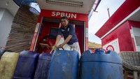 Petugas mengisi solar subsidi untuk nelayan di SPBUN 38.45217 yang dikelola koperasi Wana Pantai Tiris di Desa Limbangan, Juntinyuat, Indramayu, Jawa Barat, Selasa (15/10/2024). 