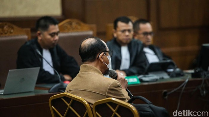 Hakim agung nonaktif Gazalba Saleh divonis 10 tahun penjara. Majelis hakim menyatakan Gazalba terbukti menerima gratifikasi dan melakukan tindak pidana pencucian uang (TPPU).