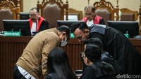 Menjatuhkan pidana kepada Terdakwa Gazalba Saleh oleh karena itu dengan pidana penjara selama 10 tahun, kata ketua majelis hakim saat membacakan amar putusan di Pengadilan Tipikor Jakarta Pusat, Selasa (15/10/2024).
