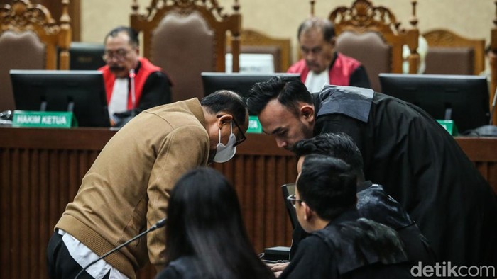 Tok! Hakim Agung Gazalba Saleh Divonis 10 Tahun Penjara Hakim agung nonaktif Gazalba Saleh divonis 10 tahun penjara. Majelis hakim menyatakan Gazalba terbukti menerima gratifikasi dan melakukan tindak pidana pencucian uang (TPPU).