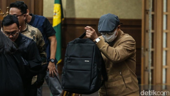 Hakim agung nonaktif Gazalba Saleh divonis 10 tahun penjara. Majelis hakim menyatakan Gazalba terbukti menerima gratifikasi dan melakukan tindak pidana pencucian uang (TPPU).