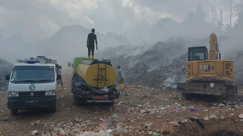 Upaya pemadaman secara manual menggunakan pompa portabel dan tangki air milik Dinas PU Klungkung, Selasa (15/10/2024). (Dok DLHP Klungkung)