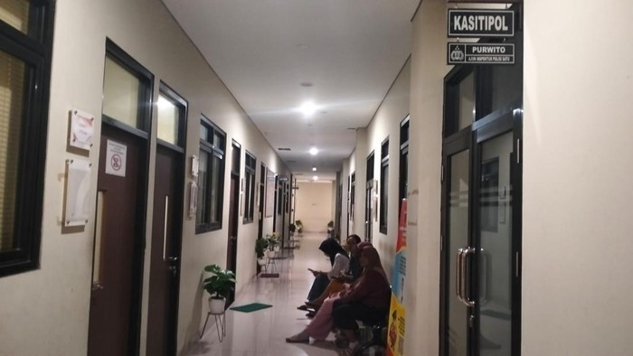 Sejumlah orang yang mengaku sebagai korban gendam seorang wanita saat berada di Mapolres Sukoharjo, Selasa (15/10/2024).