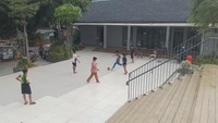 Waduk Brigif Jagakarsa bisa dinikmati masyarakat mulai dari jam 07.00 hingga 17.00 WIB dari Senin sampai Minggu. Di kawasan ini juga banyak pedagang jajanan yang menjual beragam kuliner. (Lugas/detikTravel)