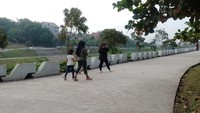 Area pinggiran Waduk Brigif Jagakarsa bisa digunakan warga sebagai sarana jogging atau sekadar jalan santai. Olahraga di kawasan ini nyaman dan areanya pun luas. (Lugas/detikTravel)