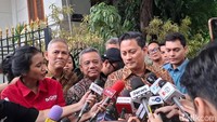 Wakil Menteri Keuangan (Wamenkeu) I Suahasil Nazara dan Wamenkeu II Thomas Djiwandono merapat ke kediaman Presiden terpilih Indonesia, Prabowo Subianto, di Jalan Kertanegara, Jakarta Selatan, Selasa (15/10/2024). Hasilnya, Thomas menyebut ada tiga Wamenkeu di era pemerintahan Prabowo.