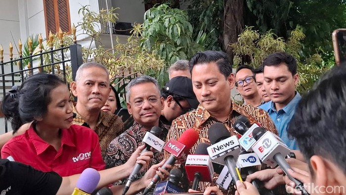 Wajah Berseri 3 Calon Wakil Menteri Sri Mulyani di Kabinet Prabowo Presiden Terpilih Prabowo Subianto berencana akan menambah posisi untuk Wakil Menteri Keuangan (Wamenkeu) menjadi tiga. Ini daftarnya.